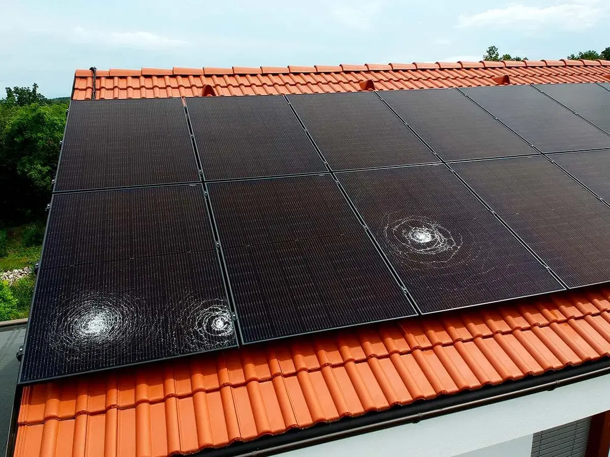 Panneaux solaires endommagés par la grêle, montrant l'importance de l'assurance panneau solaire pour couvrir ces sinistres.