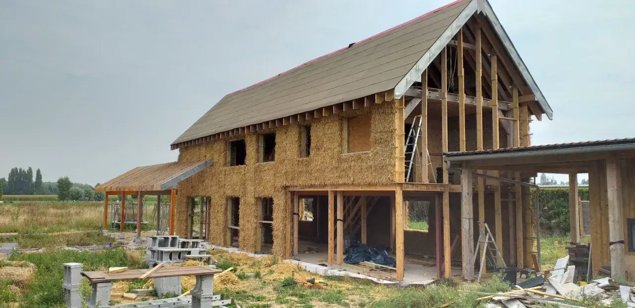 Construction d'une maison en paille de 100m2. Le prix de cette maison écologique est en cours de définition.