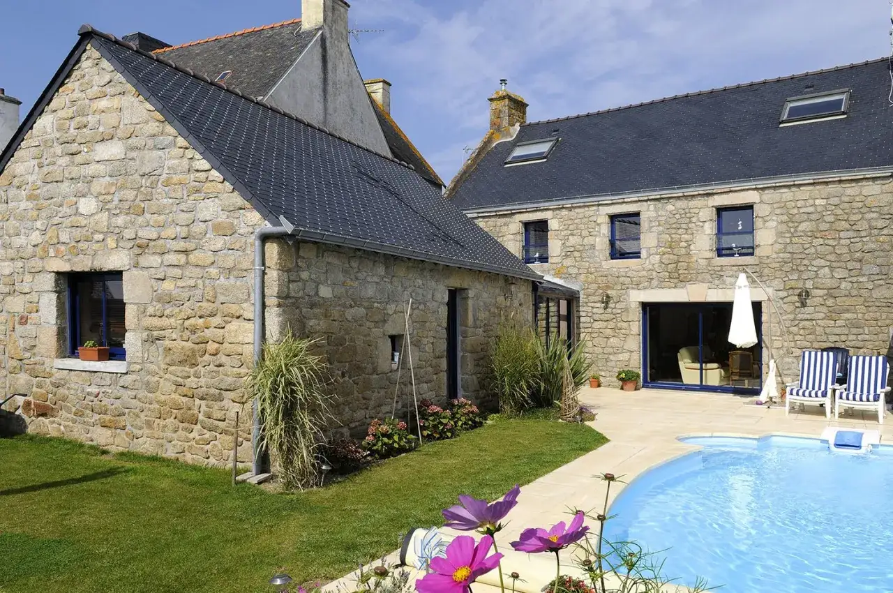 Magnifique rénovation maison de maître en pierre avec piscine et jardin fleuri.