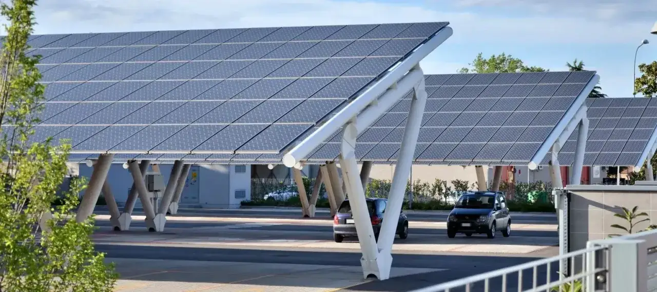 Ombrages solaires sur un parking, une loi aper pour un avenir durable. Deux voitures stationnées sous les panneaux.