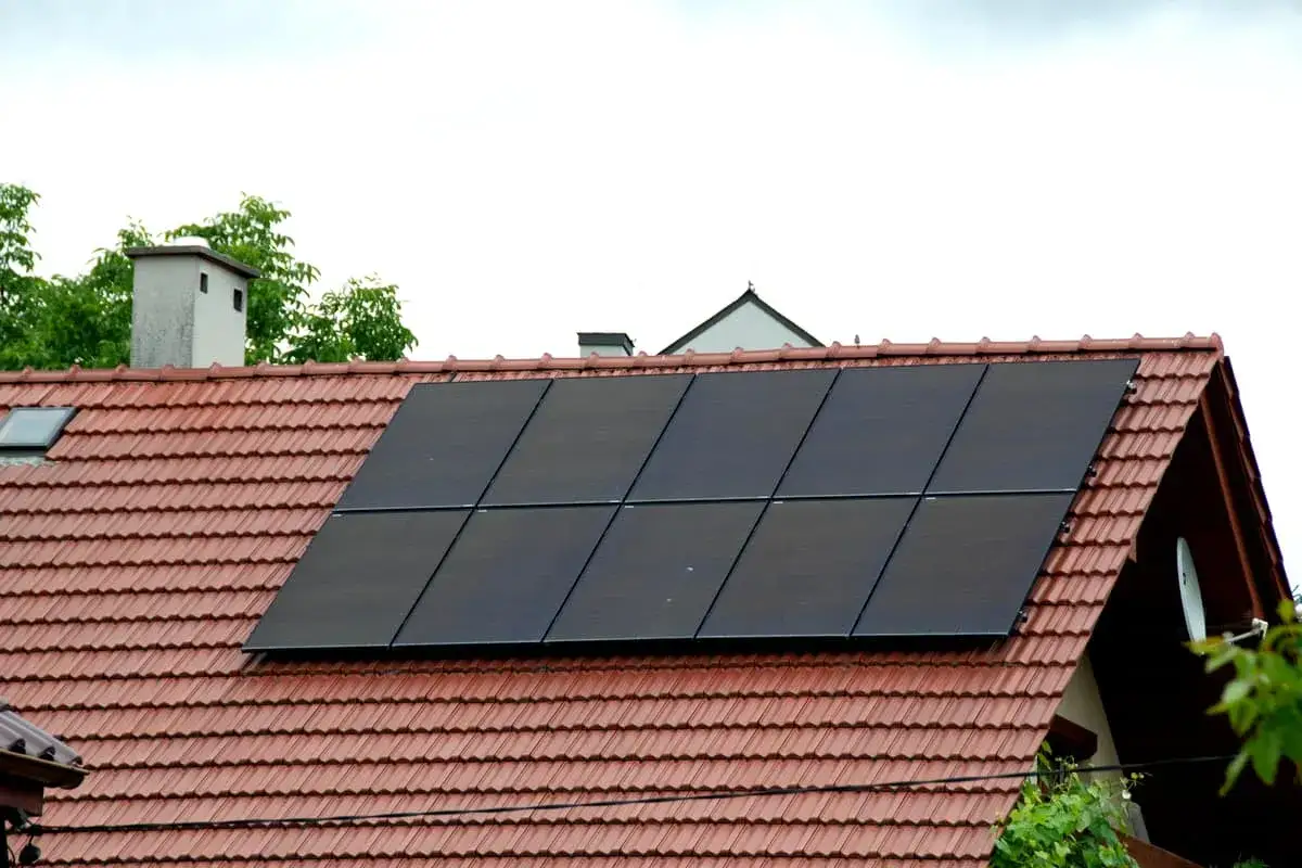 Panneaux photovolta&iuml;ques sur un toit de tuiles rouges, une solution pour r&eacute;duire la taxe fonci&egrave;re.