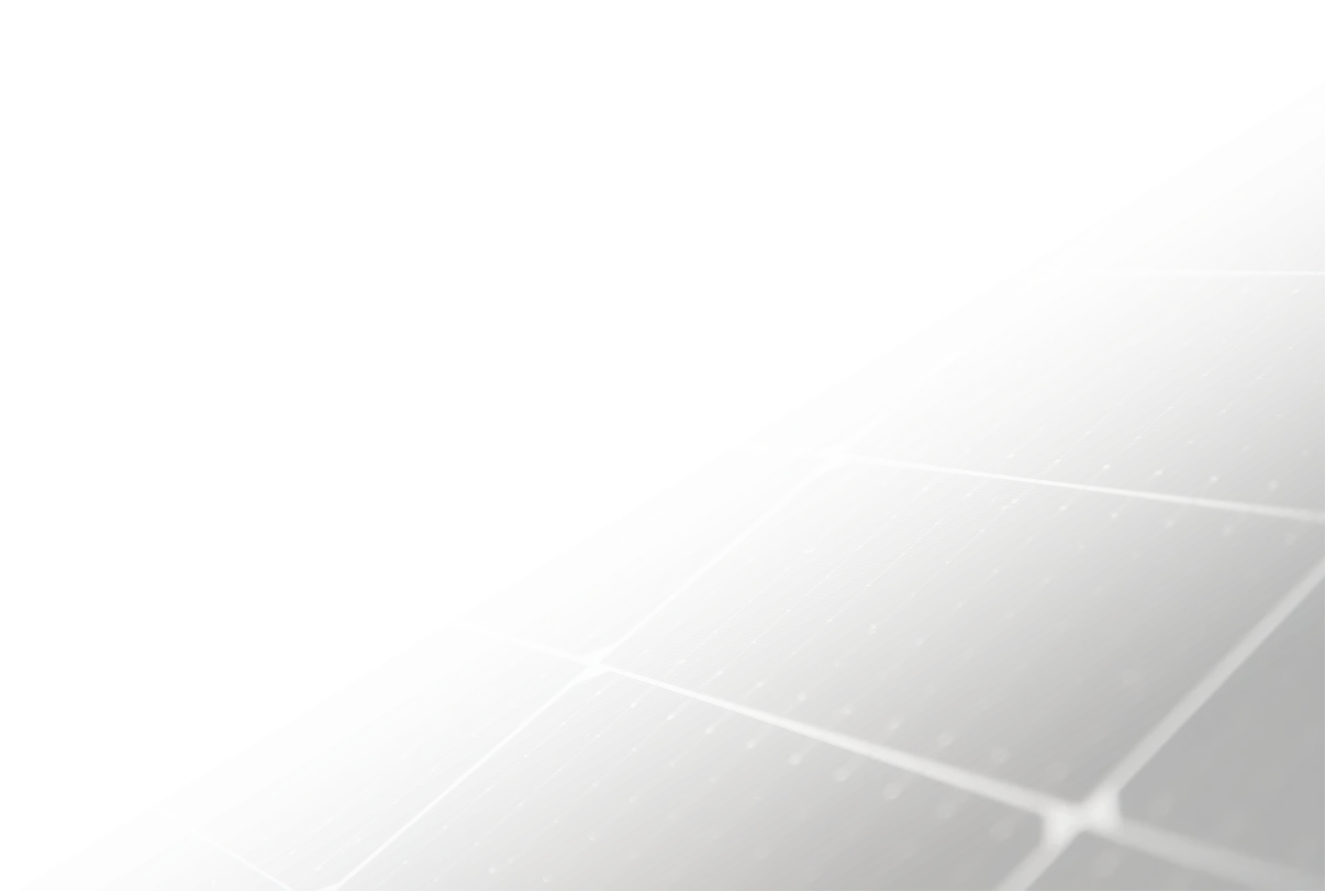 Gros plan sur des panneaux photovolta&iuml;ques, soulignant l'importance de la d&eacute;fense consommateur pour ces installations.