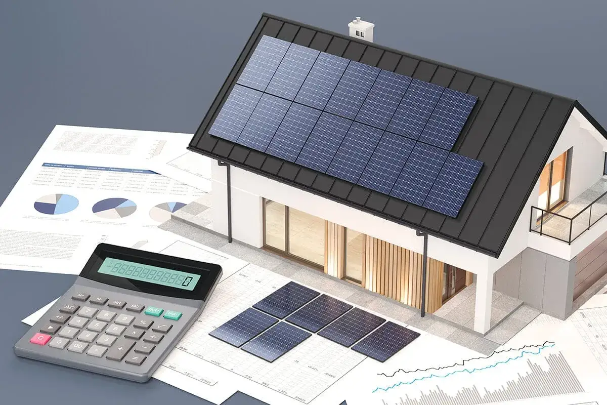 Calculatrice et maison avec panneaux photovoltaïques. Combien de panneaux photovoltaïques pour 5000 kw ? Analyse des coûts et de la rentabilité.