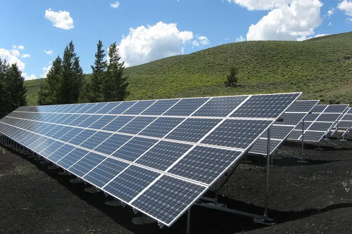 Panneau solaire captant l'énergie du soleil, un pas vers une maison positive et un avenir durable.