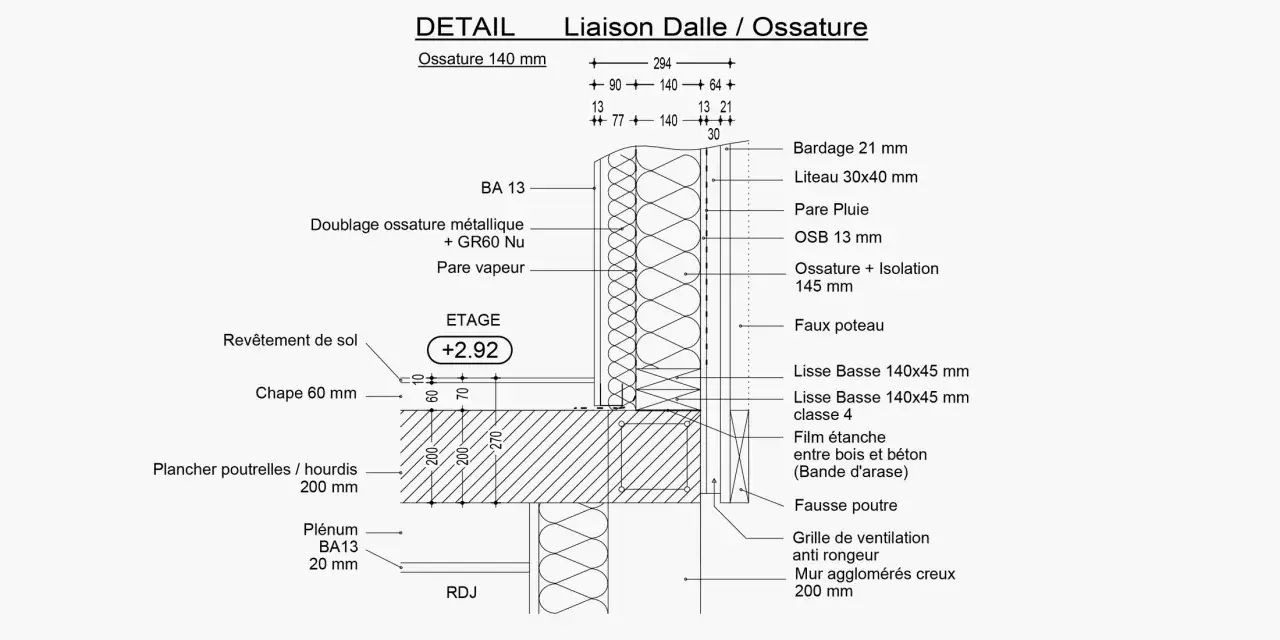 Détail technique d'une liaison dalle/ossature bois. Coupe d'un mur avec bardage, pare-pluie, OSB, ossature isolée et doublage.