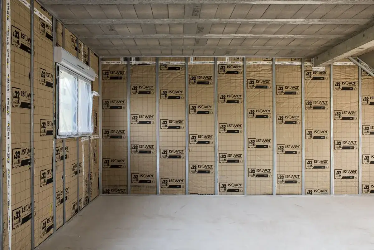 Intérieur d'une maison en cours d'isolation. Panneaux isolants