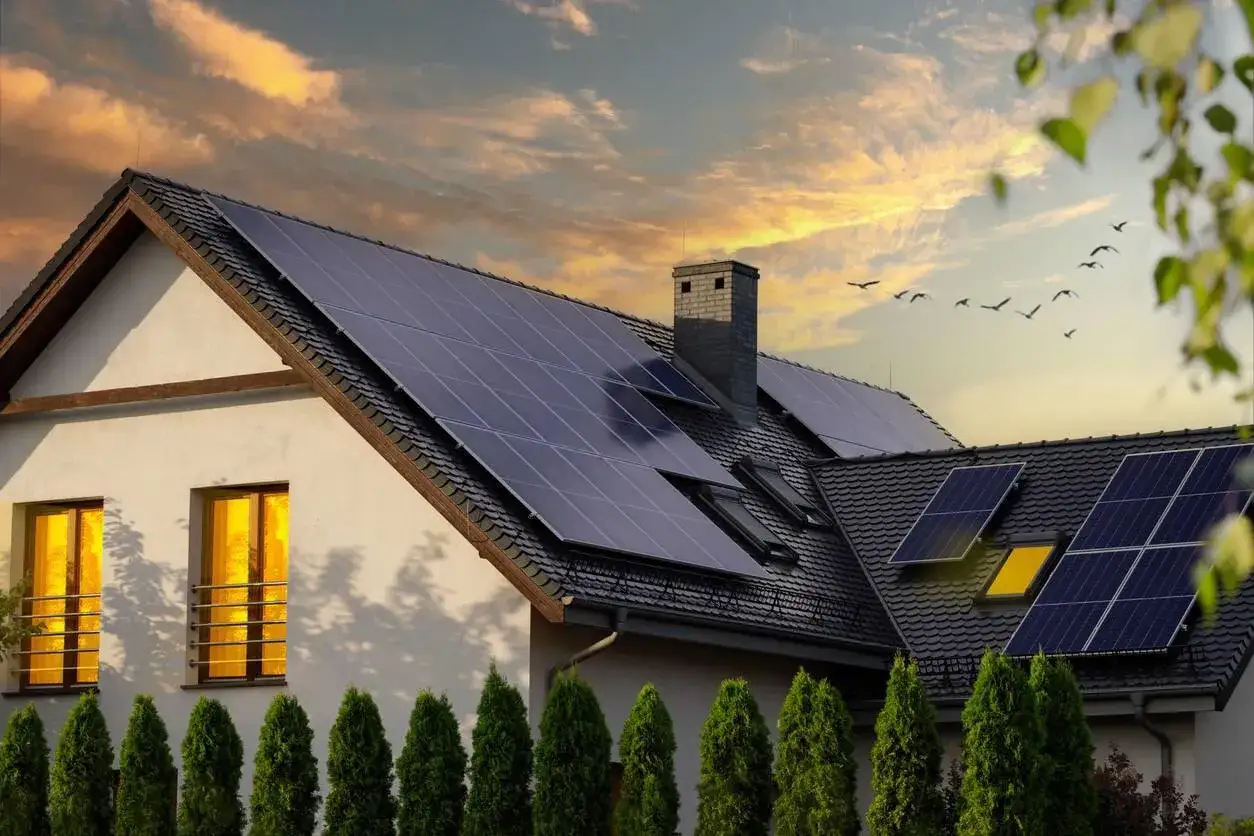 Maison avec panneaux solaires sur le toit, promesse de panneau solaire rentabilit&eacute; et d'un avenir plus vert. Le ciel au coucher du soleil est magnifique.