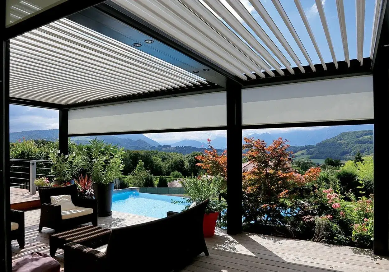 Une pergola bioclimatique c'est quoi ? C'est un espace de vie ext&eacute;rieur avec piscine, mobilier de jardin et vue panoramique sur les montagnes.